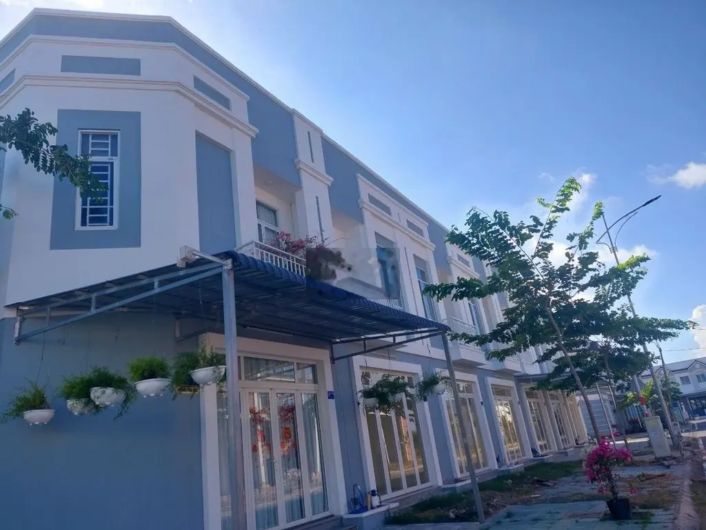 Nhà mặt tiền cao cấp, cạnh bên trường chuyên Nguyễn Thiện Thành
