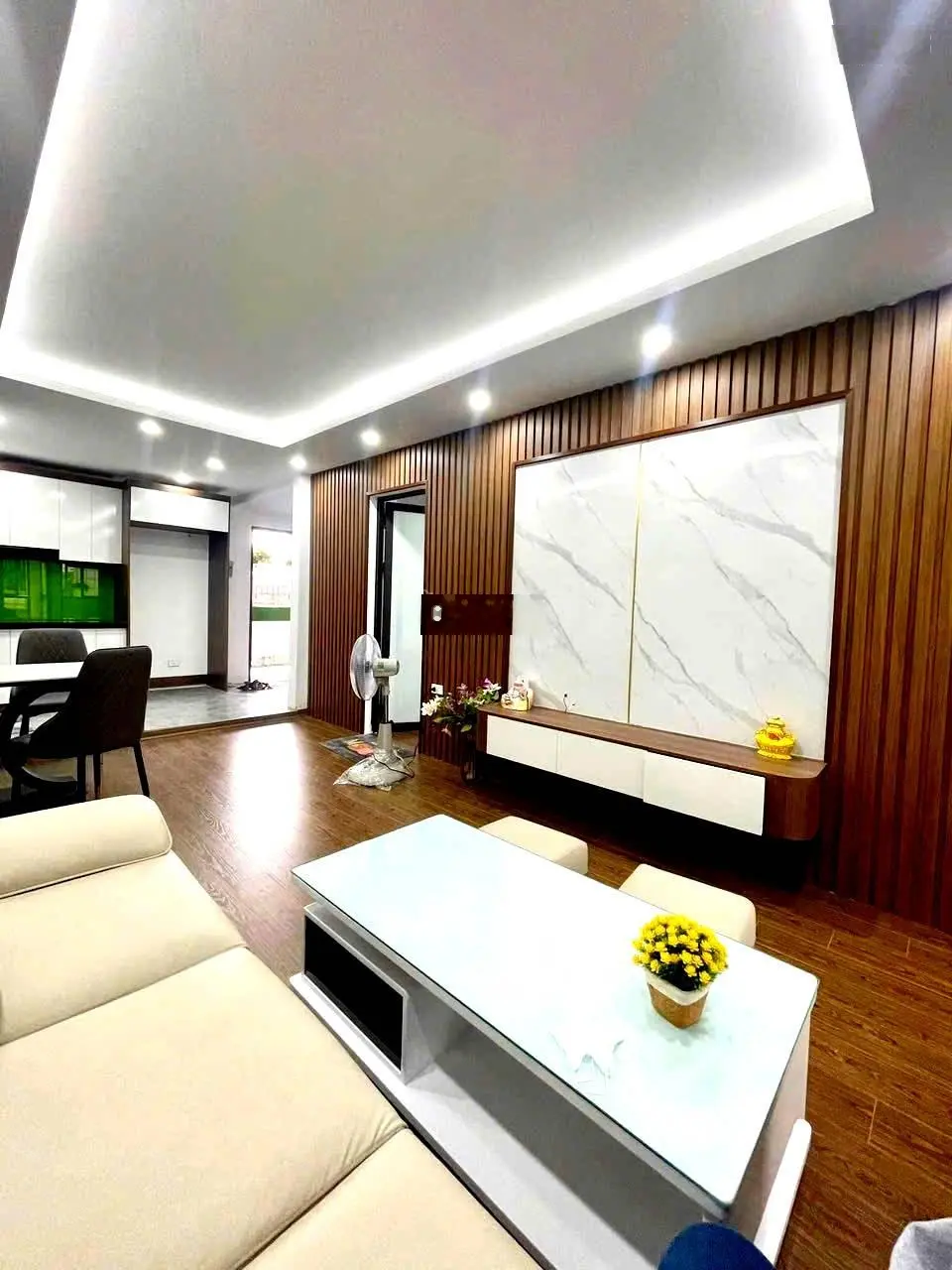 Bán nhà 8,2 tỷ (60m2, 6 tầng, thang máy, 4PN, lô góc) Bắc Từ Liêm, sân rất rộng view trường học