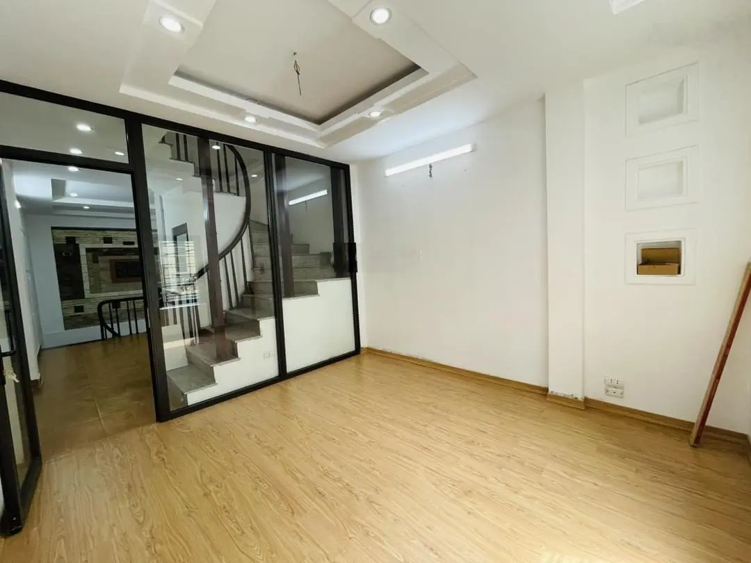 Bán nhà riêng ở đường Lạc Long Quân, giá ưu đãi 8 tỷ VND, diện tích 37 m2