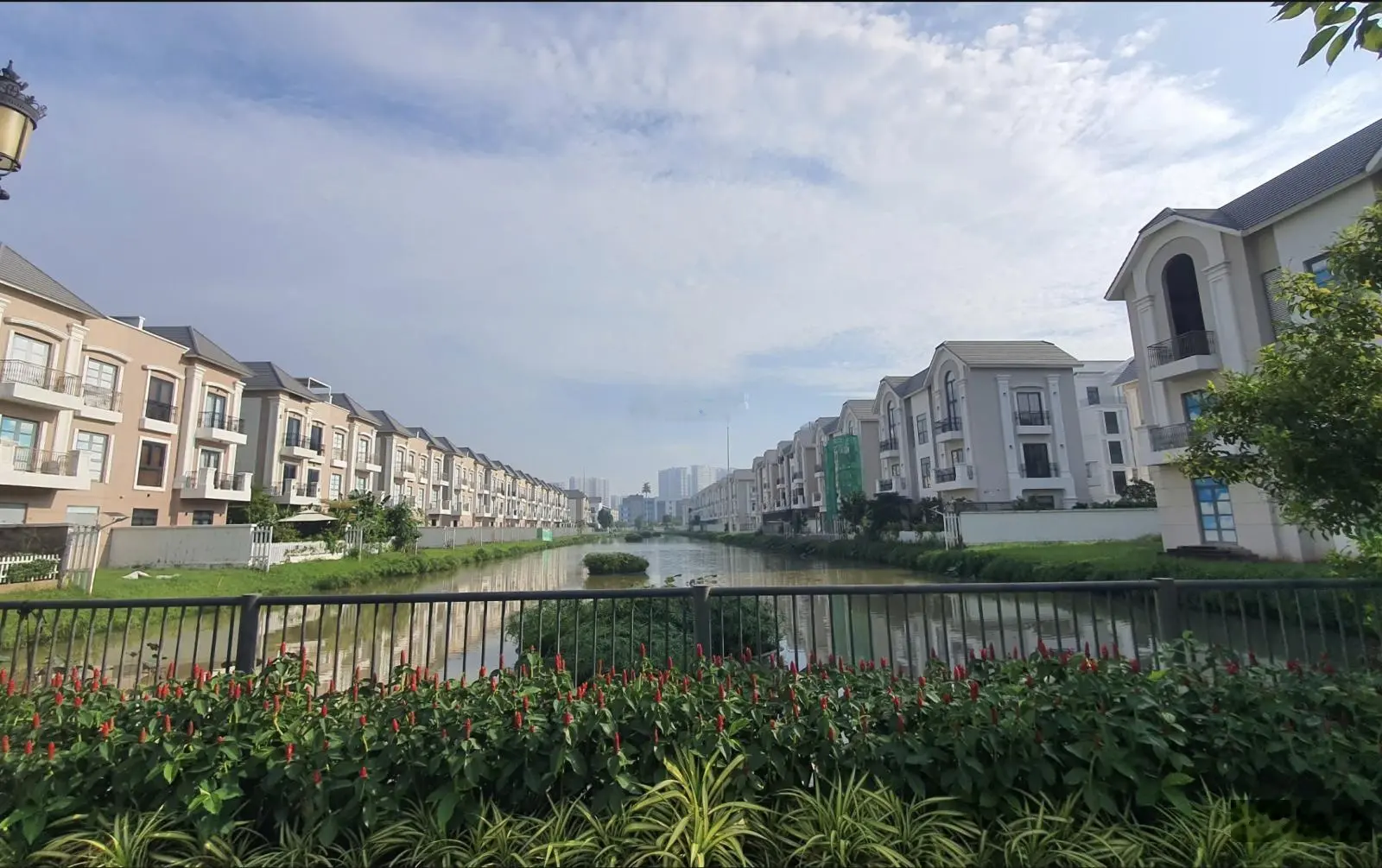 Bán biệt thự Vinhomes Grand Park, hướng Đông Nam, khu compound an ninh 24/7
