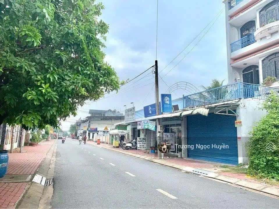 Cần ra đi lô đất Đ. Minh Mạng, gần Trung Tâm Thương Mại Hòn Đất, Kiên Giang DT 120m2 /700triệu. SHR