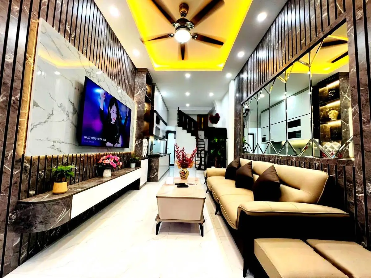 Bán nhà phố Nguyễn Trãi, Dt: 35m/5 tầng. Sát Royal. Lô góc. Nội thất đẹp. Dân trí cao. Giá: 6,8 tỷ