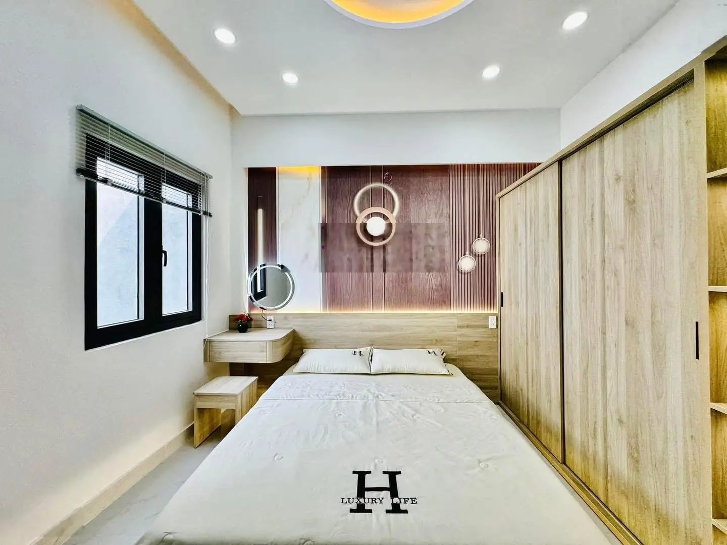 Cô chú chủ nhà cần bán nhà Võ Thị Sáu, Q3, sẵn HĐ thuê KD tốt 18tr/th, 72m2, sổ hồng riêng