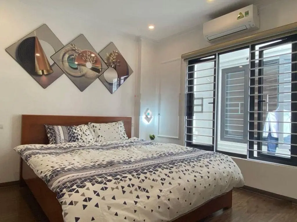Bán nhà 5t ngõ 129 đường bát khối long biên. giá chào hơn 5 tỷ. nhà đẹp, ngõ nông, lô gócvị trí đẹ