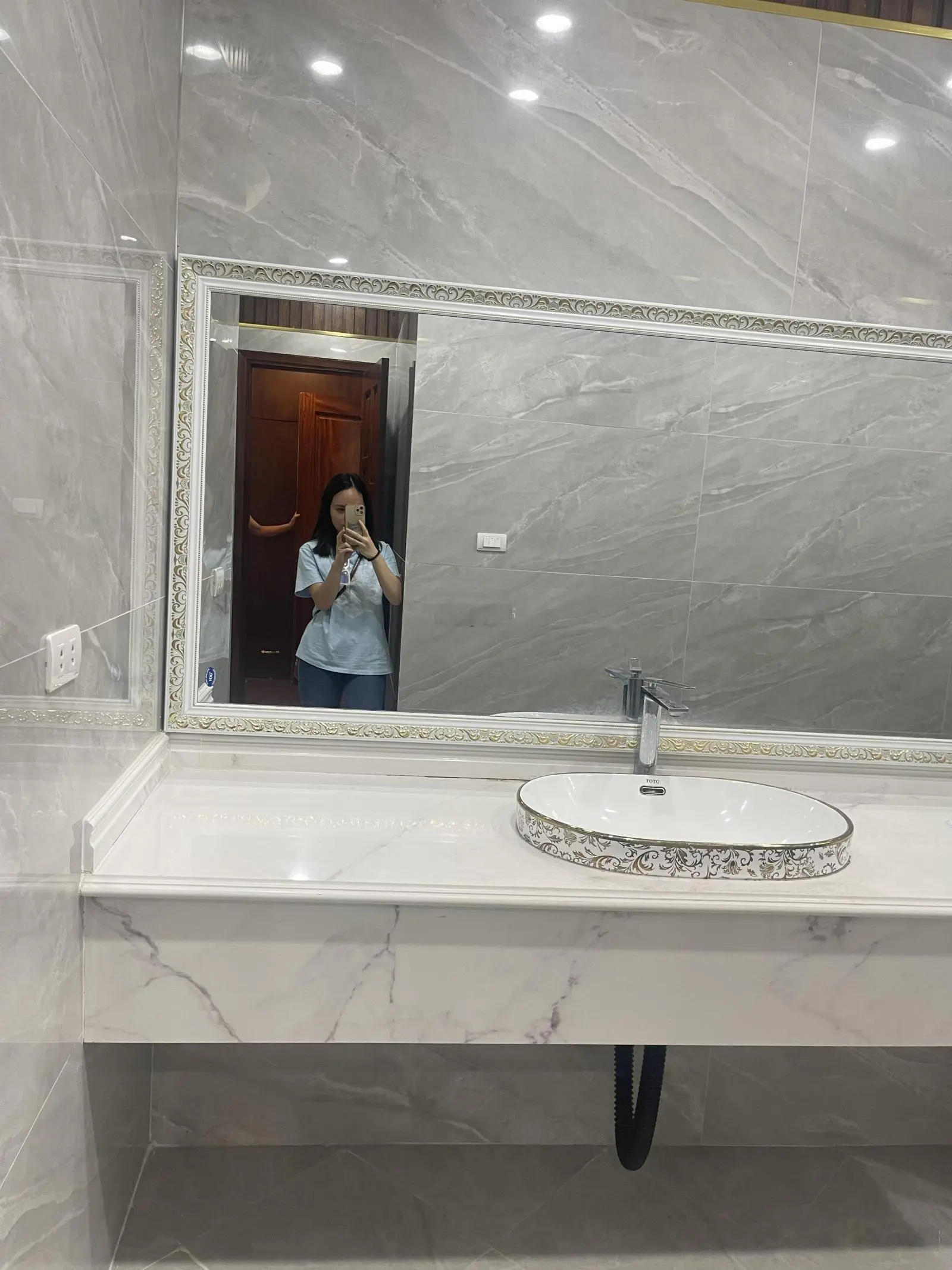 Bán toà nhà văn phòng 9 tầng tại phố Quan Nhân giá 30 tỷ sổ đỏ full nội thất thang máy êm ru