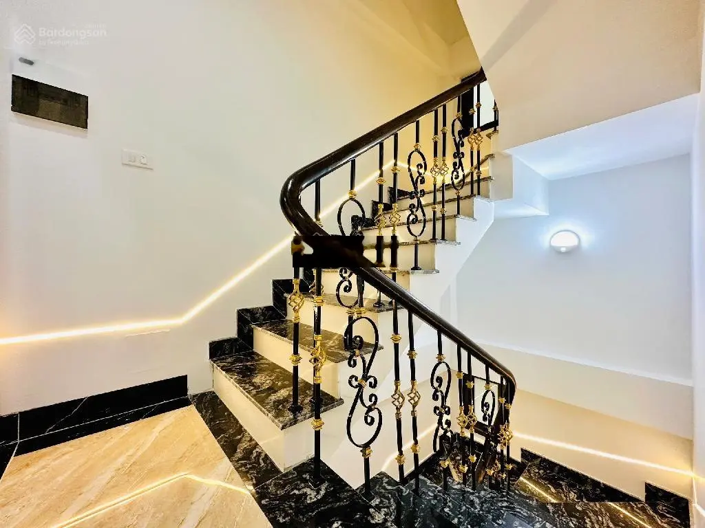 Siêu hiếm sát hồ Dương Văn Bé, Hai Bà Trưng, nhà đẹp 56m2 5 tầng, sát ôtô. Chỉ 8.4tỷ. LH 0904690958