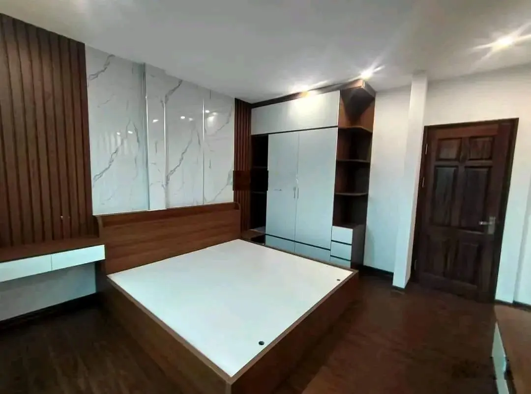Bán nhà mặt phố Ngọc Hà, BD, DT: 60 m2x5 T, MT: 6 m, giá 32 tỷ