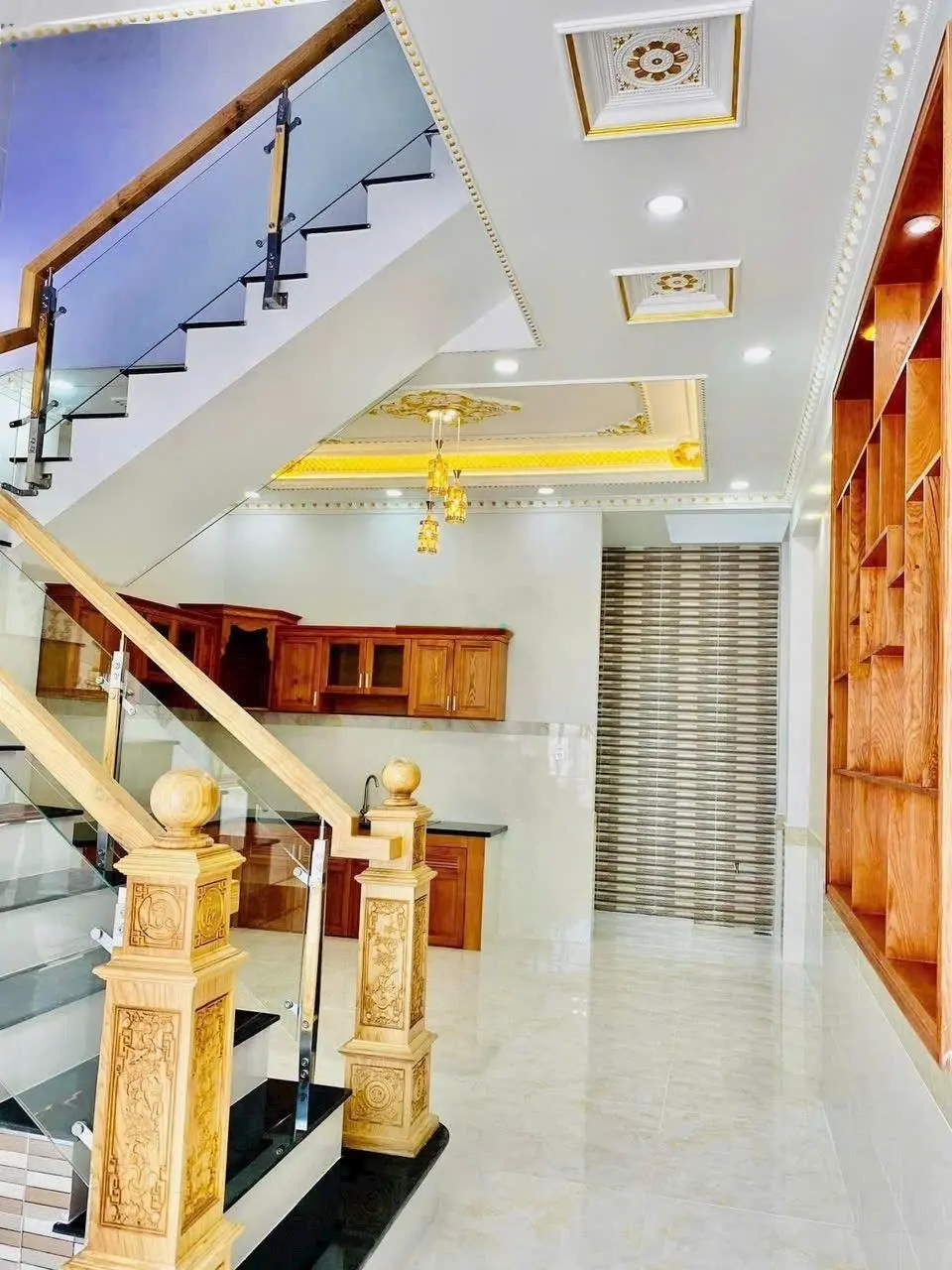 Nhà 1 trệt 2 lầu sổ hồng riêng, hoàn công đầy đủ TP. Dĩ An