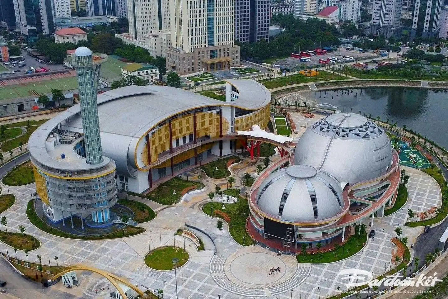 Bán căn góc 4 phòng ngủ view hồ Vinhomes Skylake, Phạm Hùng giá giảm sốc. LH 0983 786 ***