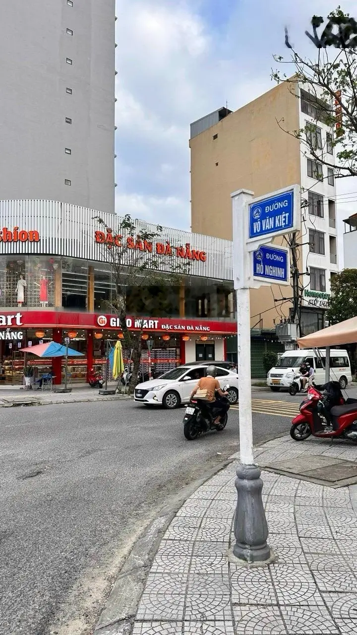 Tôi chính chủ: Bán lô đất 115m2, ngang 5m vuông vức. Đường Hồ Nghinh, sát ngã tư Võ Văn Kiệt. 24 tỷ