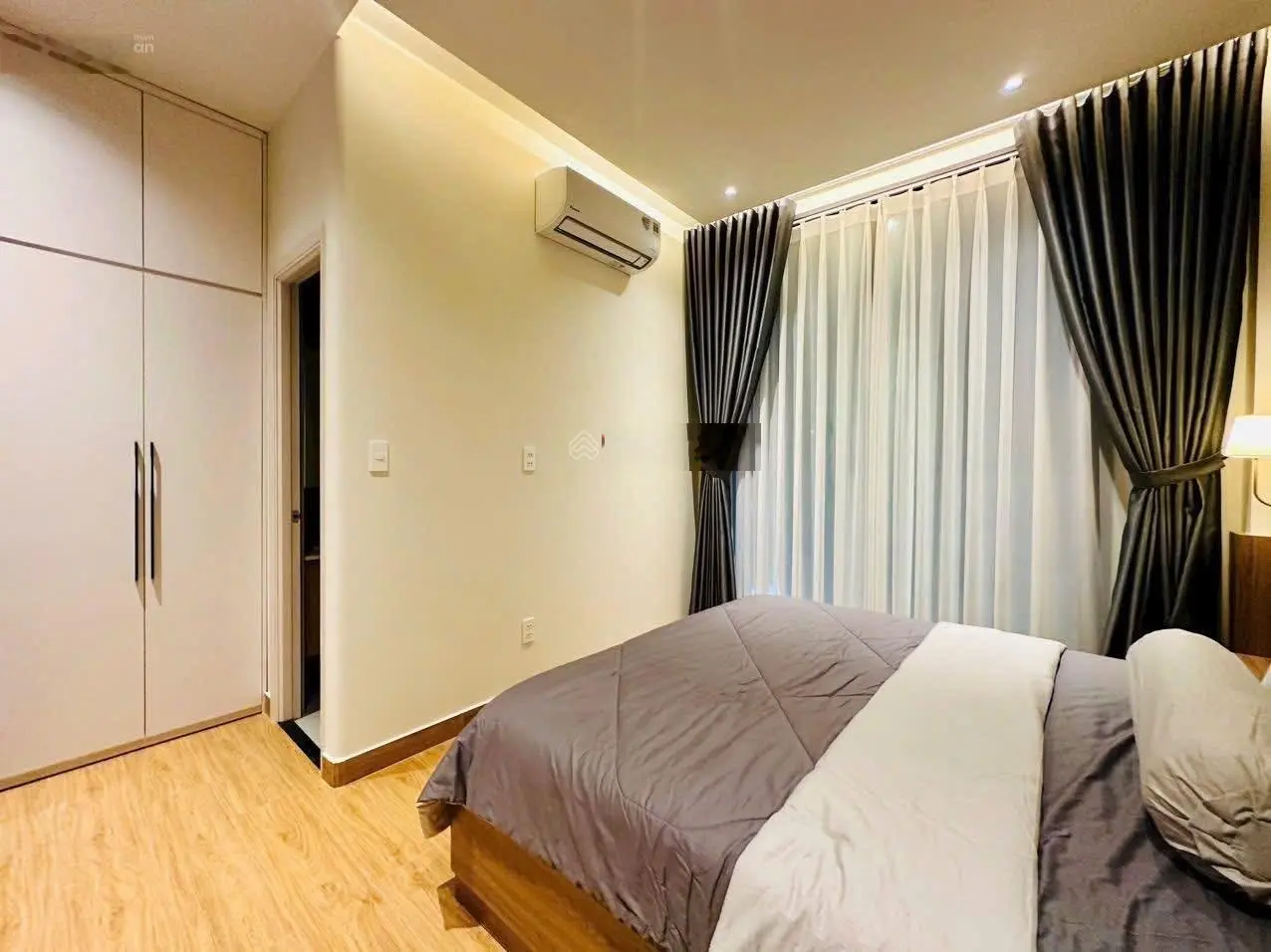 Khách sạn 13 phòng, đường lớn 2 xe tải tránh nhau, có vỉa hè, 4 tầng đang khoán 30tr ngay NDT Q2