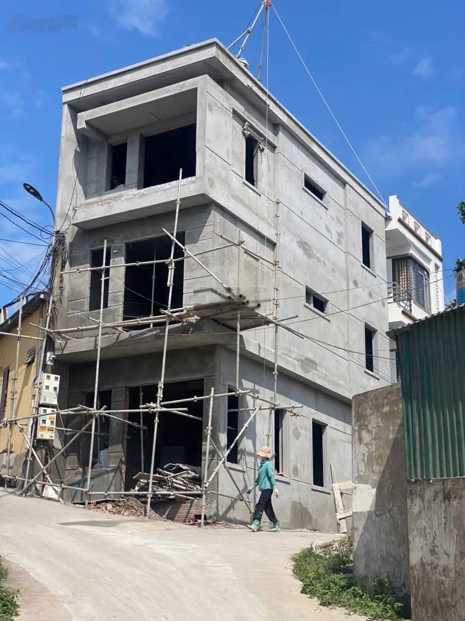 Bán Nhà 3 Tầng Ô Góc Sau Sân Vận Động Hà Lầm,DT:59m2 Oto Đỗ Cửa !!!