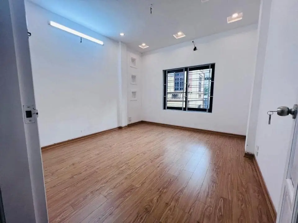 Bán nhanh. Lạc Long Quân - nhà mới - 37m2 x 5 tầng - oto 4 chỗ để trong nhà - giá tốt: 8.15 tỷ