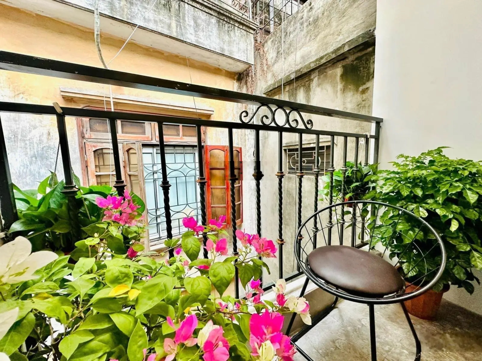 Siêu phẩm phố Bạch Mai, Hai Bà Trưng