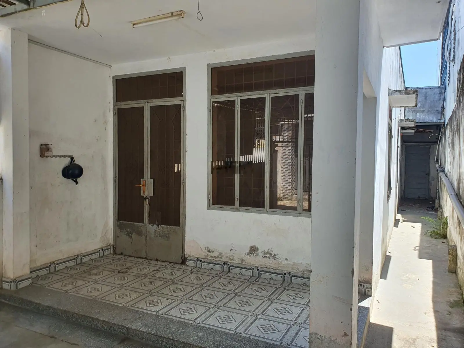 Bán đất tặng nhà cấp 4 gồm 2 phòng ngủ, phòng khách, bếp. Diện tích thực tế 145m2, DT trên sổ 130m2