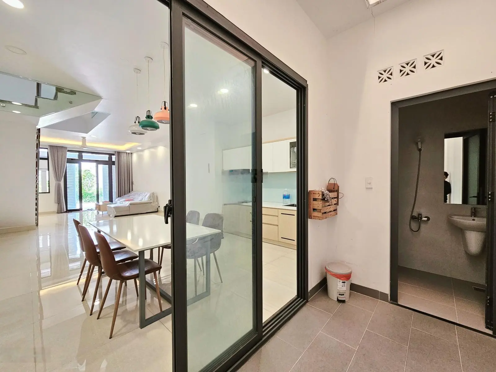 Nhà mới đẹp vào ở ngay, Hoàn công đầy đủ, Hẻm xe hơi gần Lê Văn Việt, 6.6 Tỷ