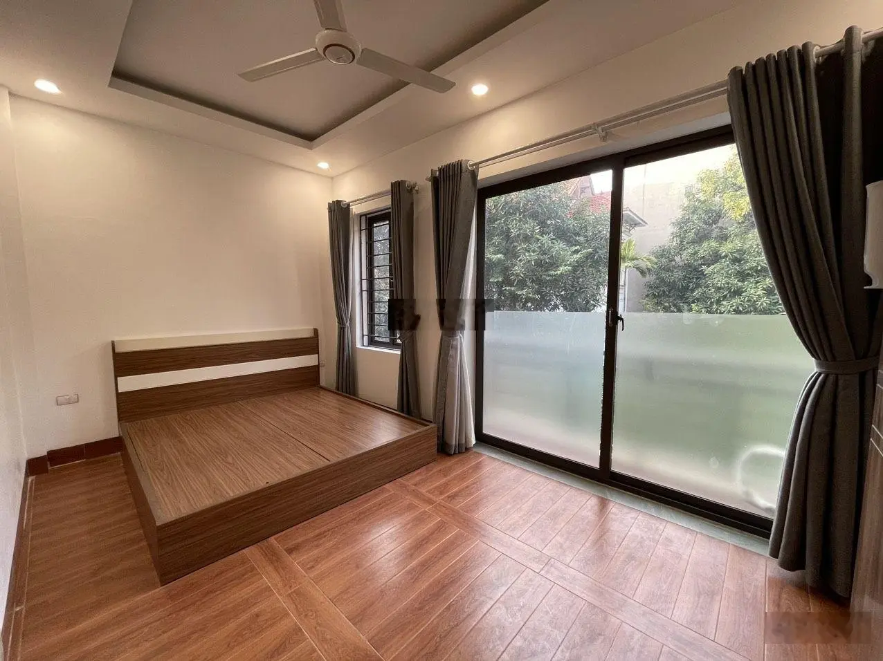 Nhà gần bệnh viện phương đông, Diện tích 30m2, 5 tầng, mặt tiền 5.23m. Mặt tiền thoáng mát,