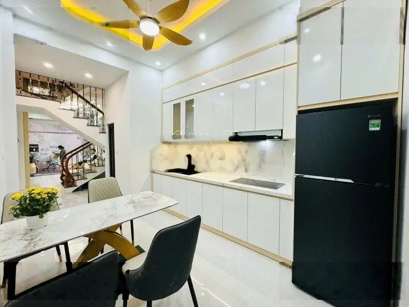 Chính chủ tôi kẹt tiền cần bán gấp njaf nguyên hồng đống đa dt 43m 4 tầng 4 ngủ đủ công năng $ 9 tỷ