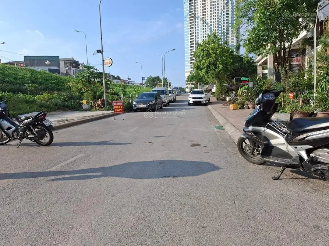 Mặt phố - lô góc Ngọc Thụy, Long Biên