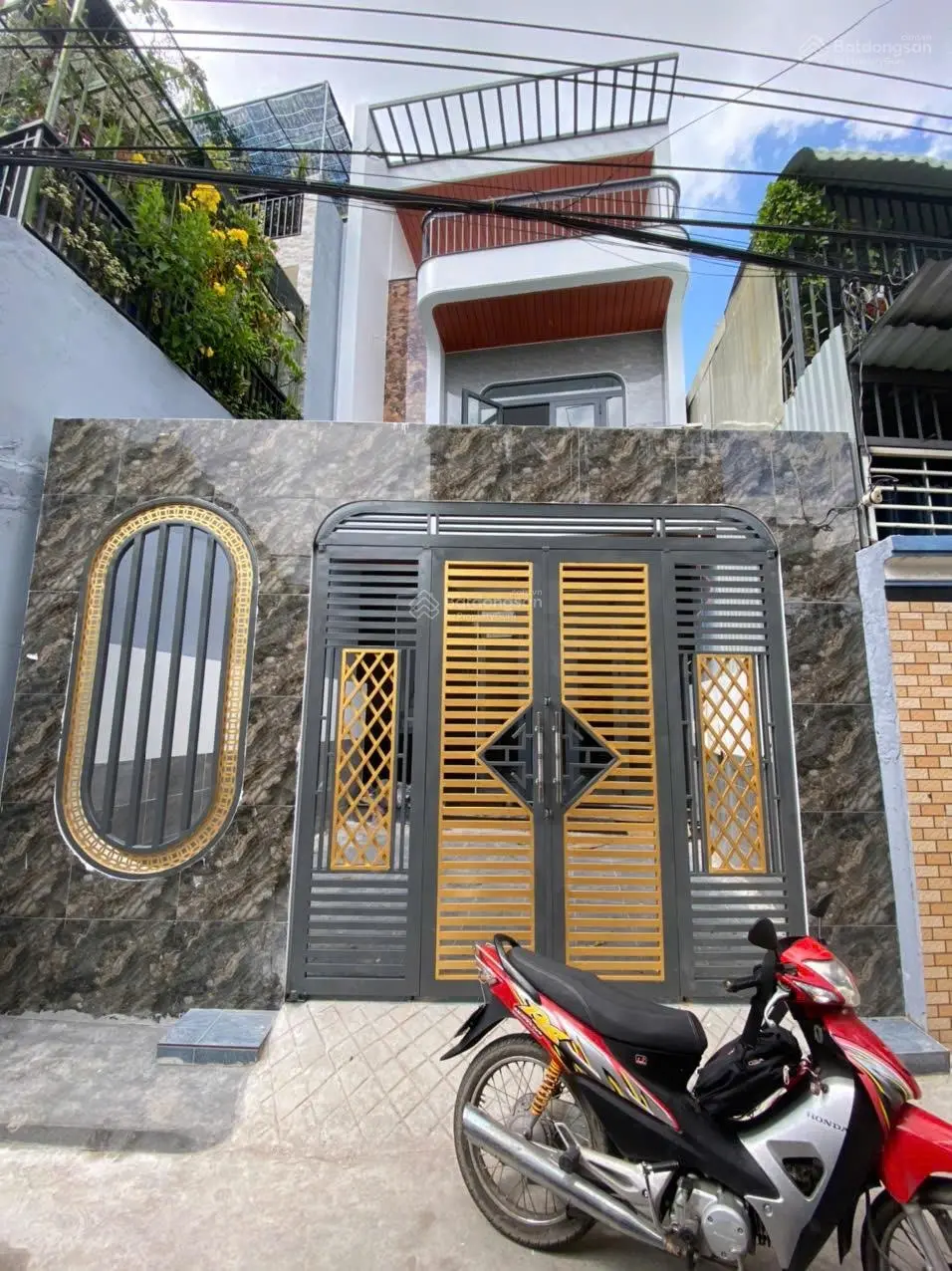 Bán nhà 2tầng mới xây gần trung tâm hành chính Dĩ An DT 92,5m2 có sân xe hơi LH: 0918631682