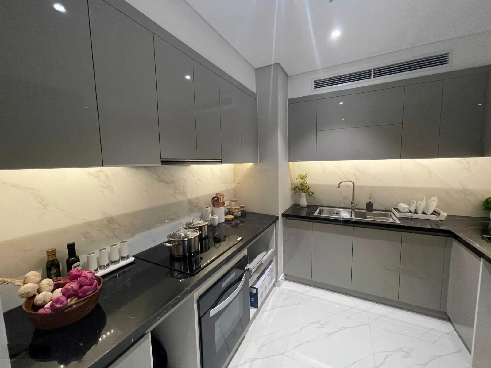 Chính chủ bán CH Tại King Place 114m3 3 ngủ, bc đông nam tầng đẹp,view thoáng giá tốt.LH:0987 362 ***
