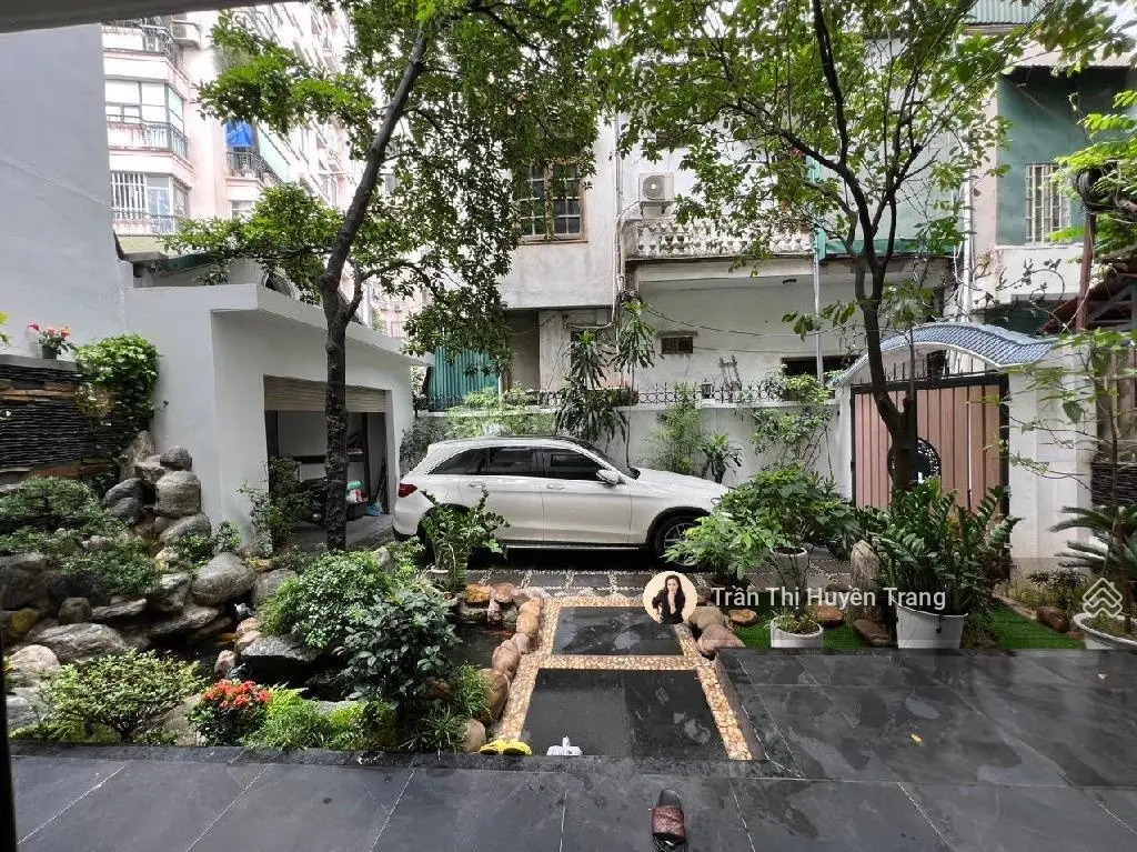 Bán biệt thự sân vườn 200m phố vĩnh phúc, gara ô tô, bể bơi, tiểu cảnh siêu đẹp, 32 tỷ o973355.626