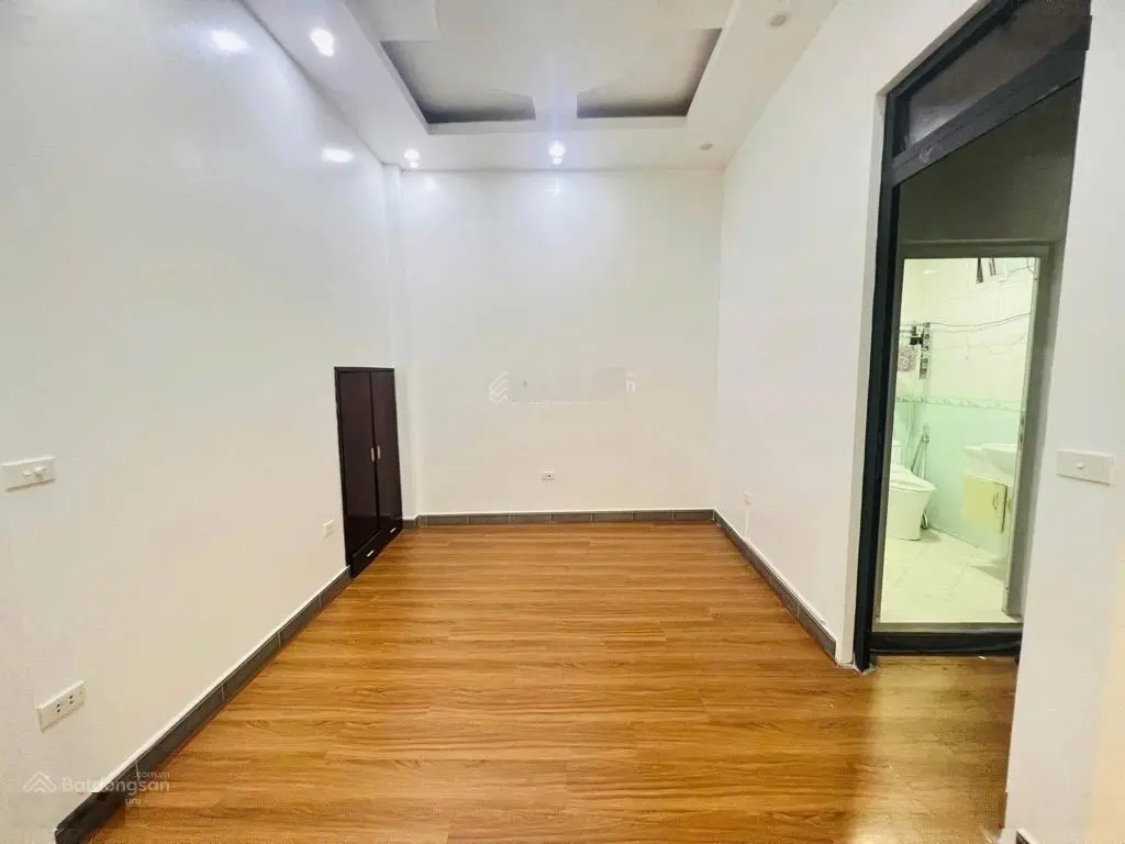 Bán nhà dịch vọng cầu giấy - sát phố - ngõ ba gác- nhà dân xây - móng thêm tầng thoải mái