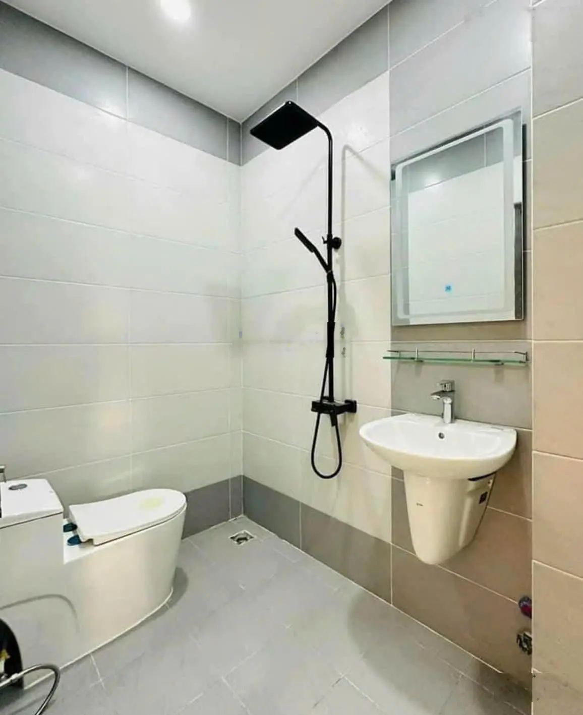 Cần bán gấp căn nhà MTĐ Xóm Chiếu, P. 15, Quận 4. Giá 3,73TỶ/ 4,9x12m - 3PN 4WC. Liên hệ 0786531517