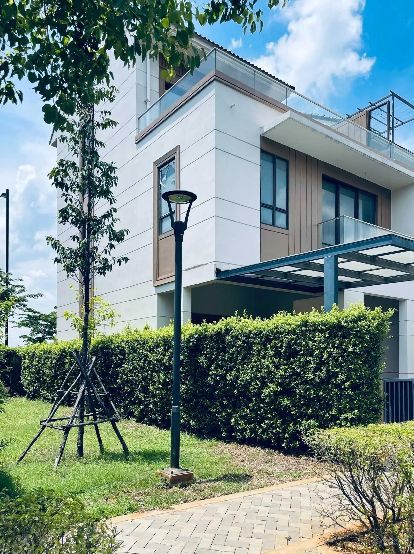 Bán Nhà phố góc Swanbay vị trí đẹp, sân vườn rộng như Biệt thự. Giá tốt đầu tư. LH: 0938 652 ***