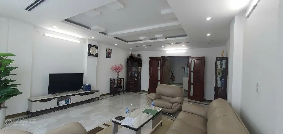 Bán nhà mặt hồ Chùa Láng - Đống Đa 64m2 xây 5 tầng thang máy 2 mặt ngõ 33 tỷ có TL