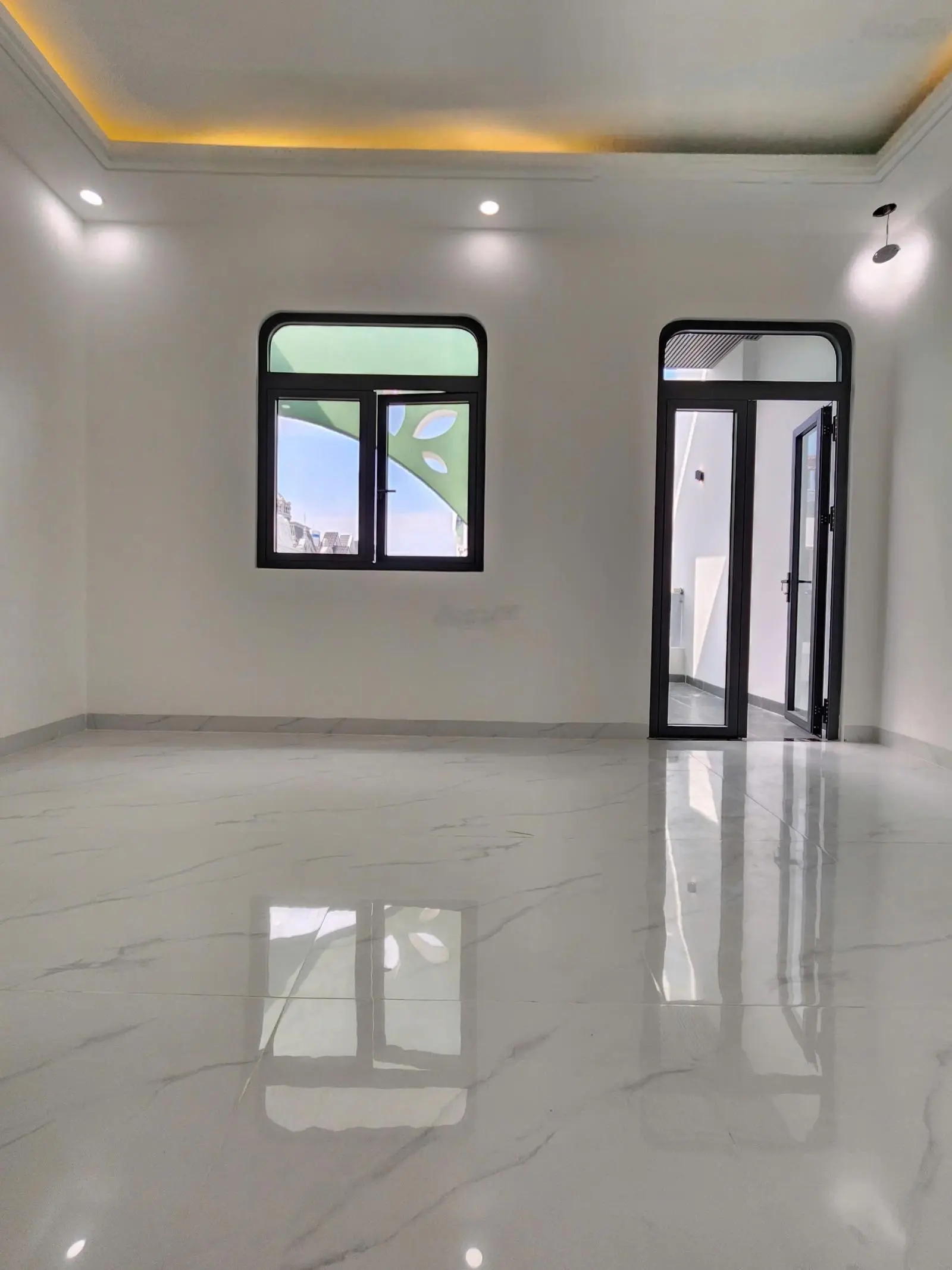 Nhà ngay ngã 6 An Phú: 4tỷ300 80m2 nhà 1 trệt 2 lầu ngang 5m đầy đủ nội thất có sân ô tô, Thuận An