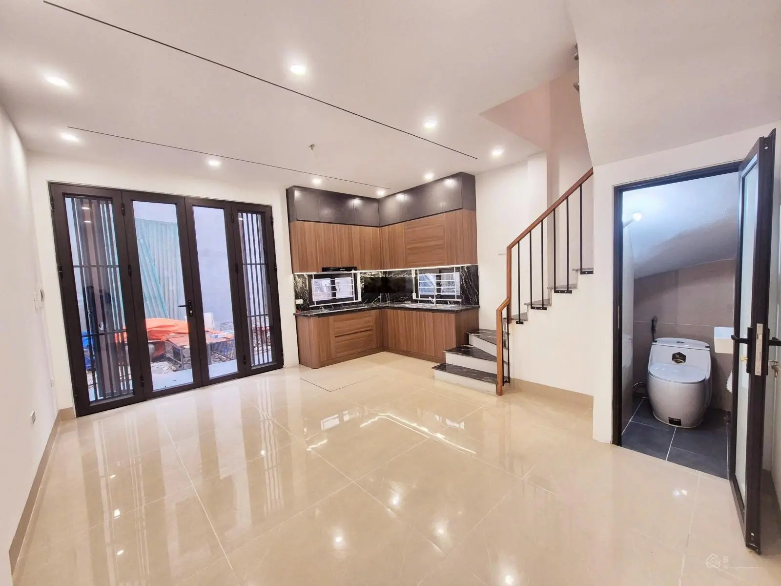 Bán nhà mới 5 tầng trung tâm quận Long Biên