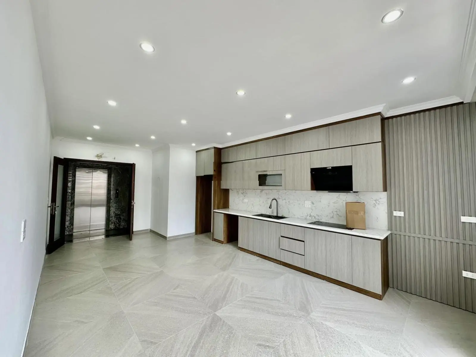 Bán nhà Đường Nguyễn Lân Phố Vip Vị Trí Cực Kì Đắc Địa 48m2 Thang Máy Ô Tô Vào Nhà