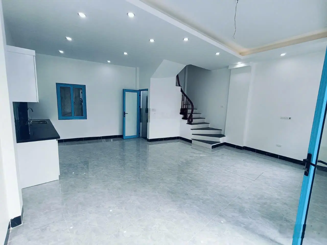 Bán căn 3tầng*45m2. Vị trí + thiết kế đẹp ngõ rộng, có sân riêng. Ô tô lùi tận cửa. Gần cầu Tân Phú