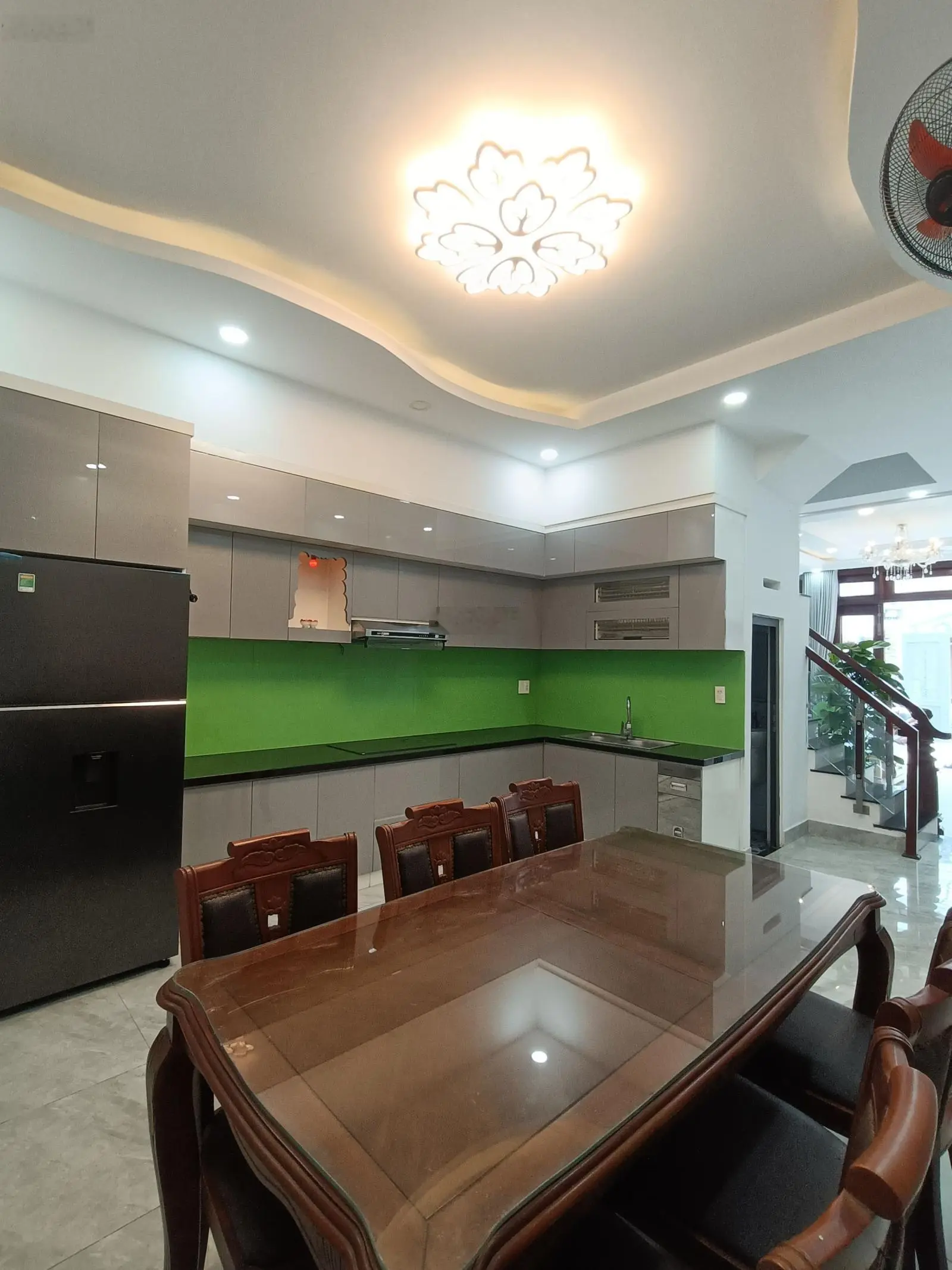 Nhà diện tích siêu rộng - sân xe 7 chỗ - 4 tầng - full nội thất - 5 tỷ 250