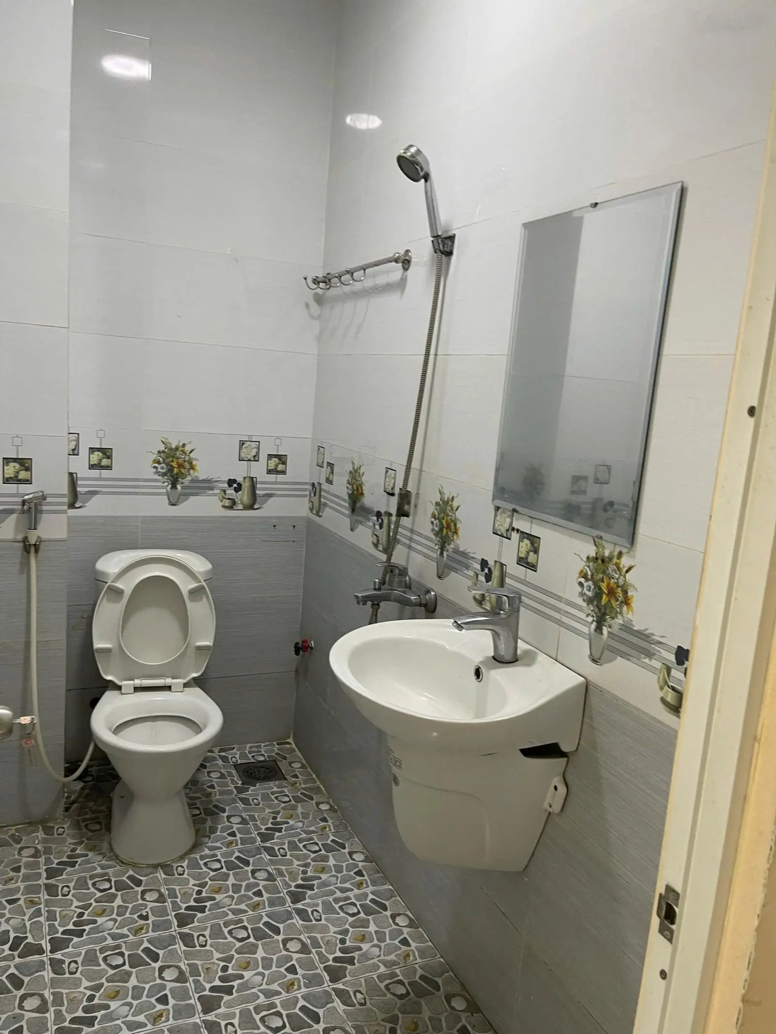 Hẻm 528 Điện Biên Phủ Quận 10, 4m x 11m, 5 tầng, xe hơi đỗ cửa, 9. X tỷ (thương lượng)