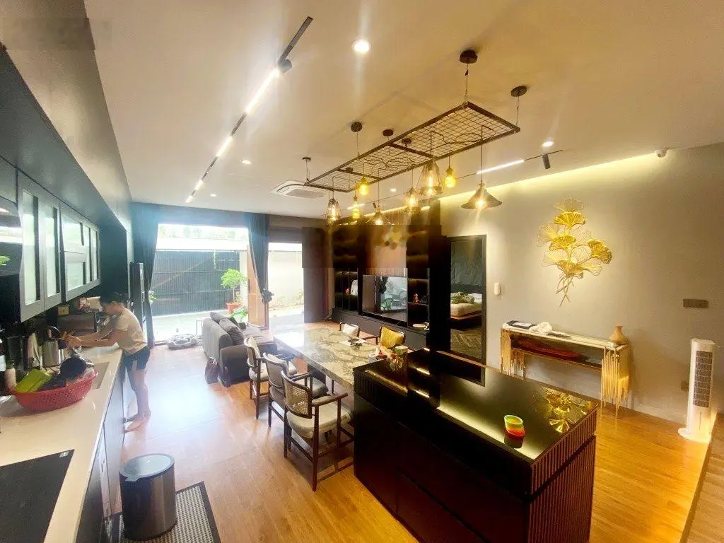Bán nhà biệt thự đẹp, đầy đủ nội thất tại đường Nguyễn Đình Hoàn, 11,2 tỷ, 150m2