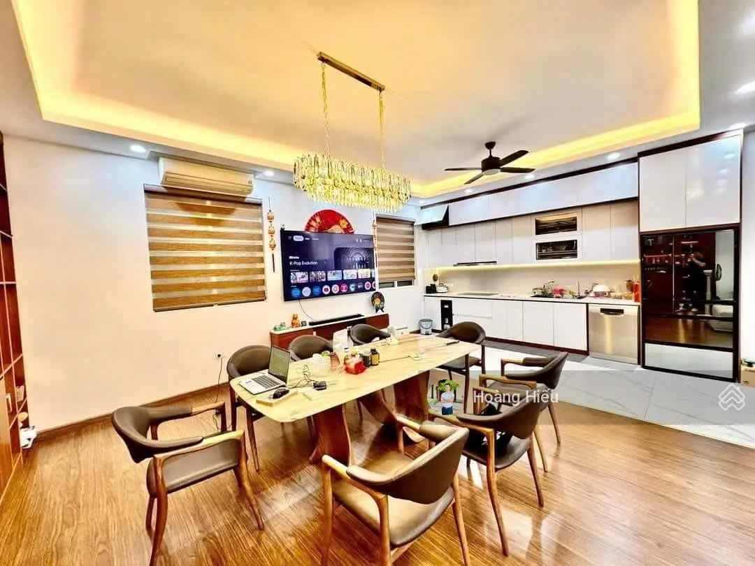Dừng lại ngay để xem nhà đẹp Cầu Giấy, ngõ to, gần ôtô, tặng nội thất mua ở luôn, 38m2, 5 tầng