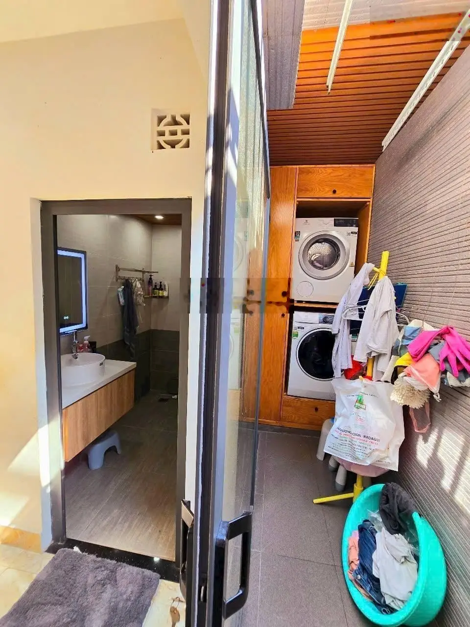 Bán gấp nhà trục đường Lã Xuân Oai Q9. DT: 4mx13m. Kết cấu: 2 tầng full nội thất giá bán: 3,6 tỷ
