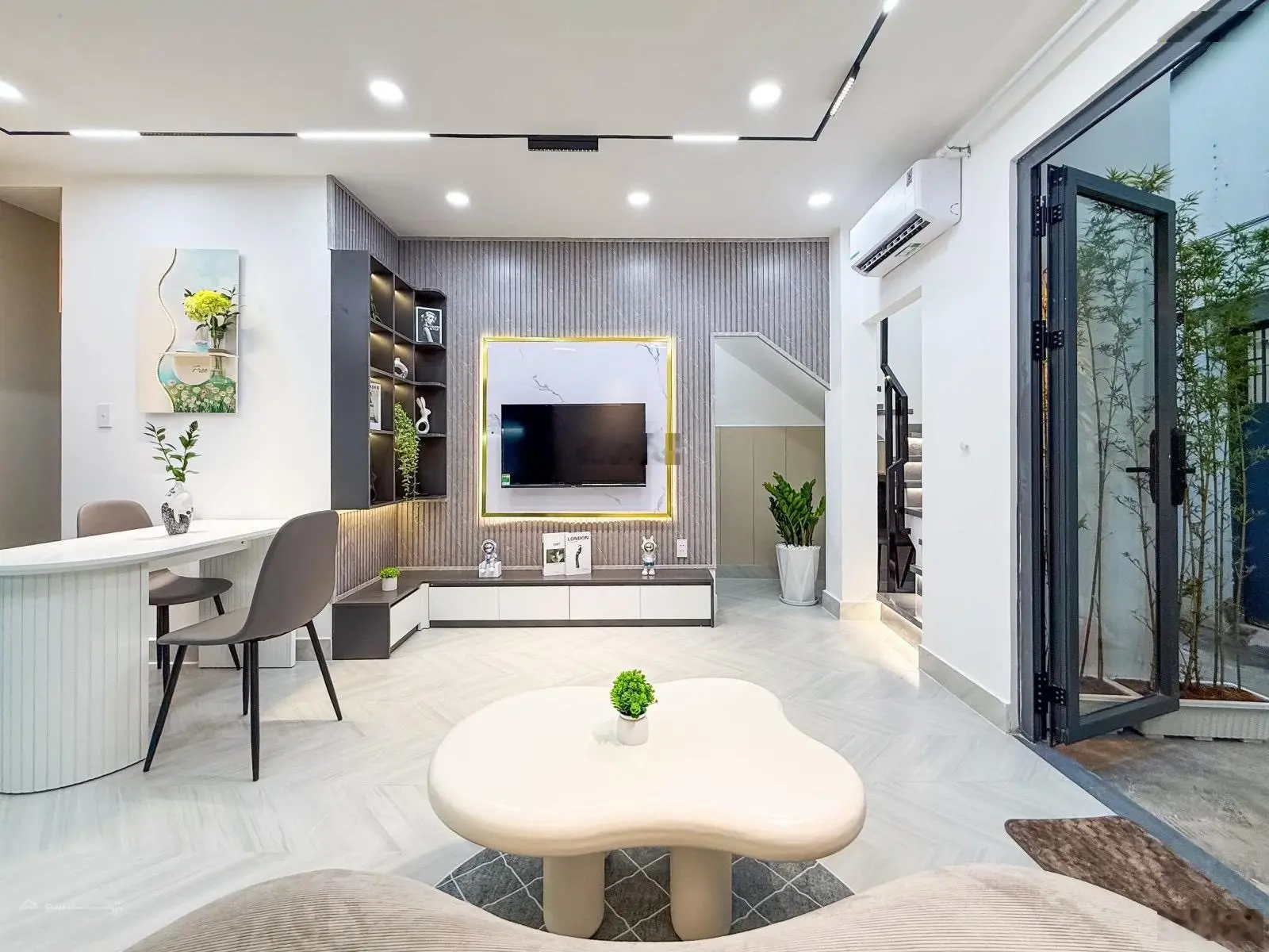 Bán nhà HXH full nội thất trên Đường Phan Văn Trị, phường 11, Bình Thạnh