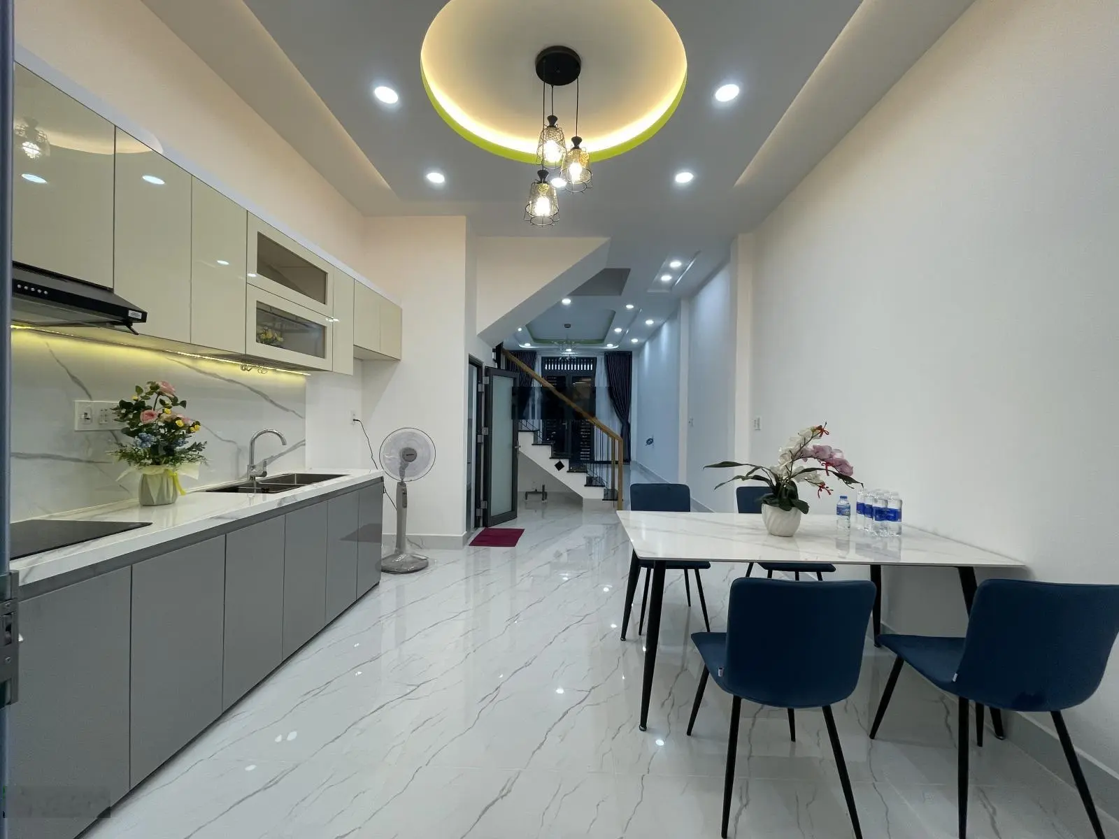 Bán Nhà 3 Lầu + sân thượng đường 8m, Hiệp Phú, Quận 9. Cách Vincom chỉ 500m.