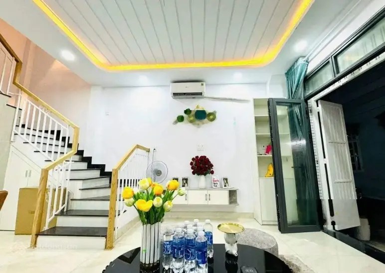 Bán nhà 2 lầu - 3 phòng ngủ - diện tích 30m2