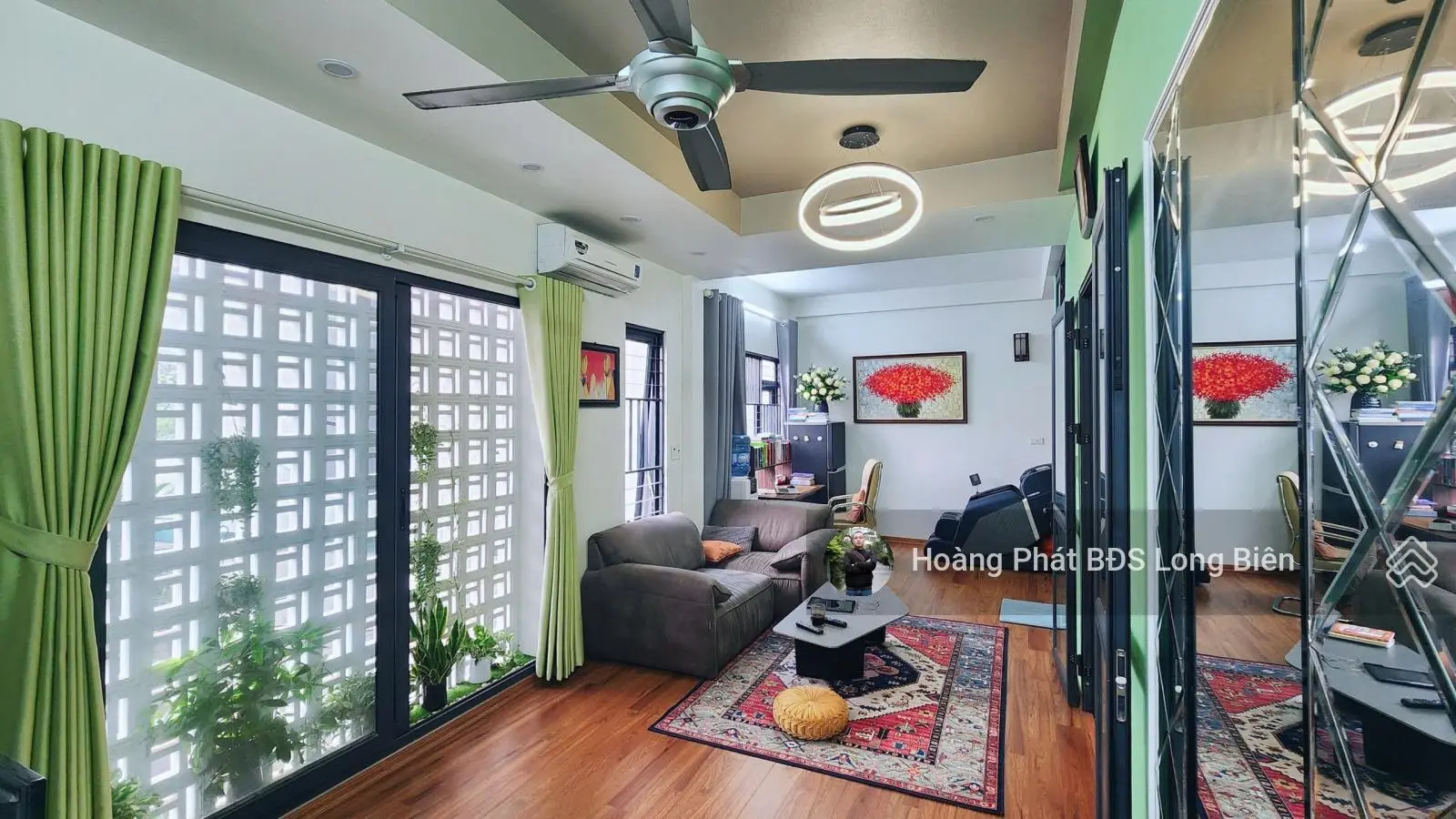Bán nhà kiến trúc sư xây dựng tại phường Long Biên. Cách Aeon 500m. 40m2 x 5T. LH 0965858116