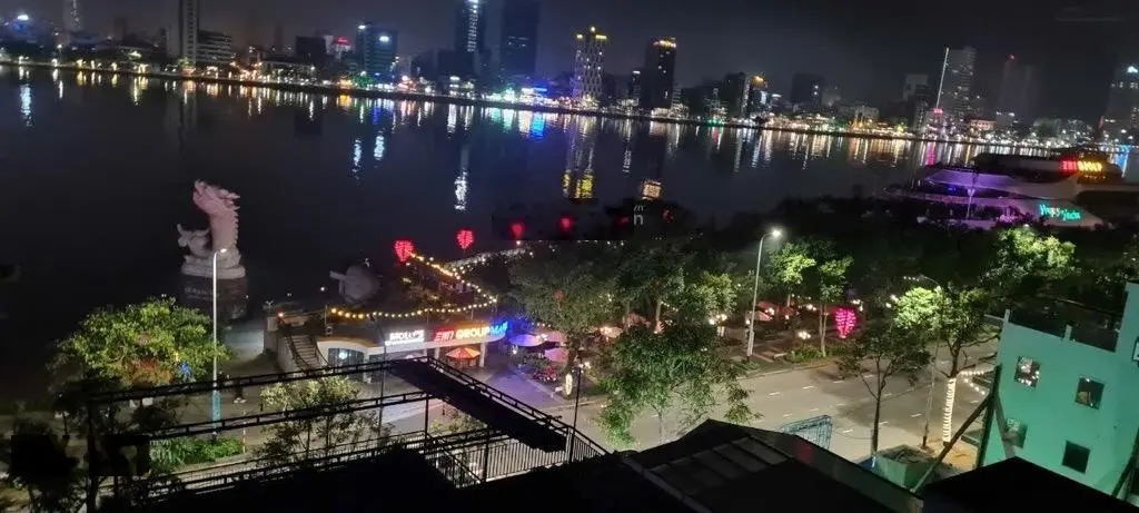 Bán toà căn hộ 8 tầng view cầu Rồng - ngay sát chợ đêm - doanh thu khủng - giá cực tốt