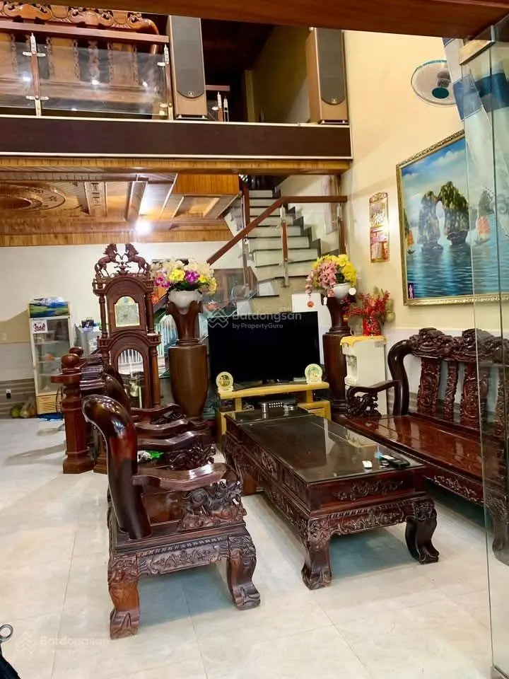 Chủ cần bán nhà MT Trần Quang Diệu, P Tân Bình, TP Dĩ An. Kinh doanh buôn bán sầm uất. Nội thất gỗ