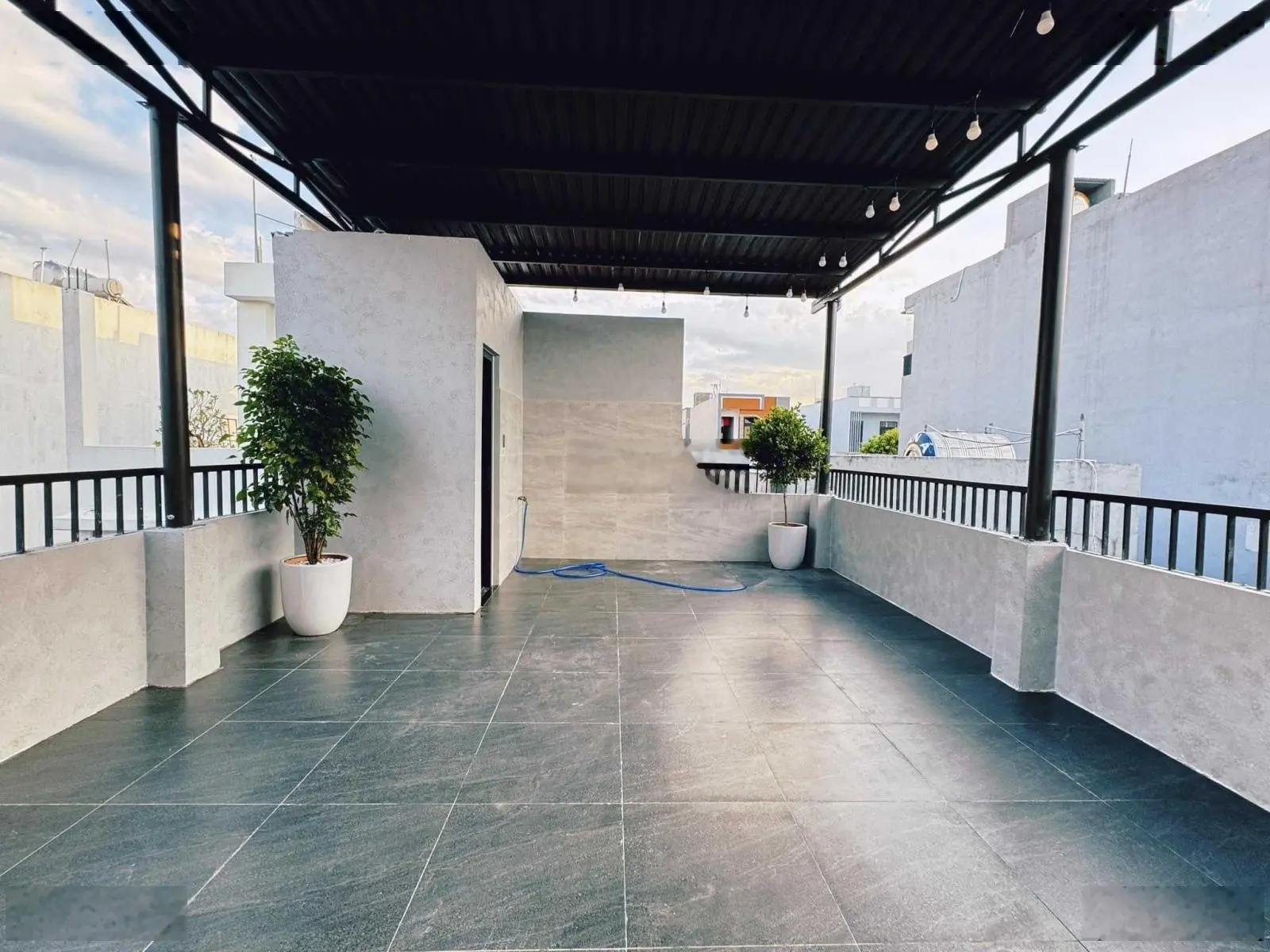 Bán nhà 3 tầng mái đúc sàn đúc 4PN, 3Wc, phòng thờ phòng khách đất 5X19m 95m2 đường Đoàn Khuê