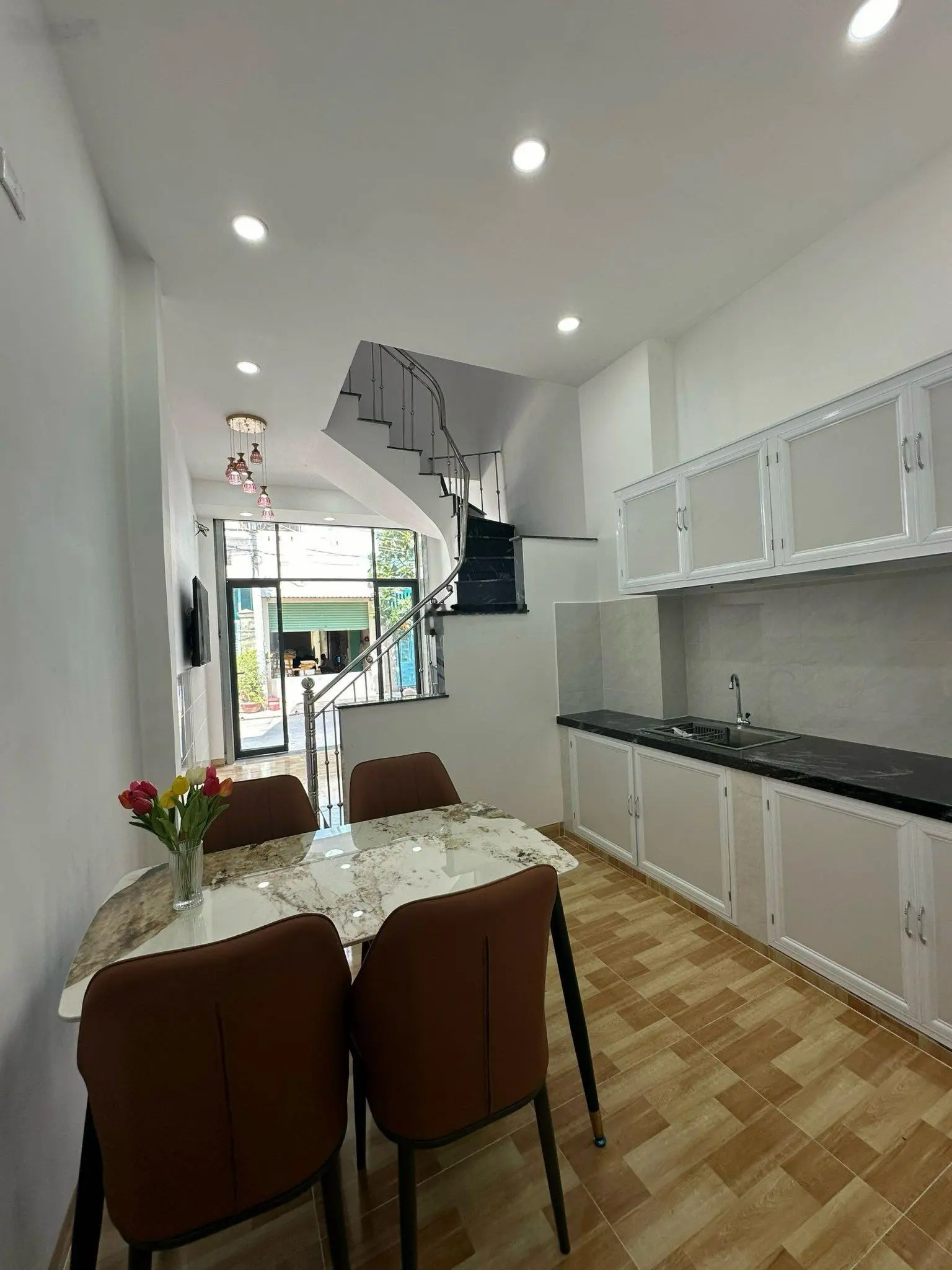 Nhà mới 3 tầng, cạnh biển phường Vĩnh Nguyên, TP Nha Trang