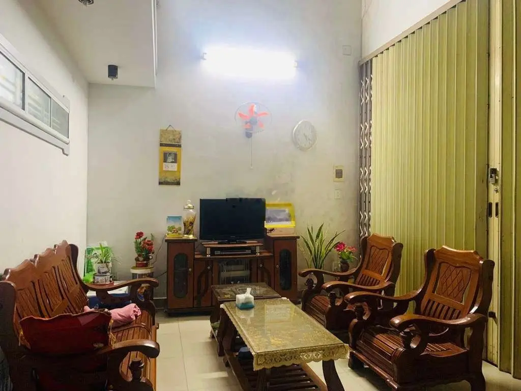 Bán gấp nhà căn góc Nguyễn Quý Đức, 2 tầng dọn vào ở ngay
