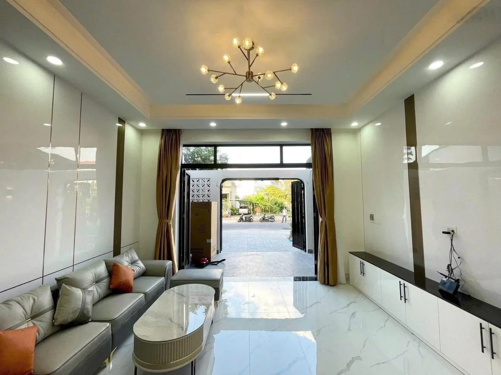 Vợ chồng kẹt tiền cần bán gấp nhà gần chợ Hưng Long, có sổ hồng riêng