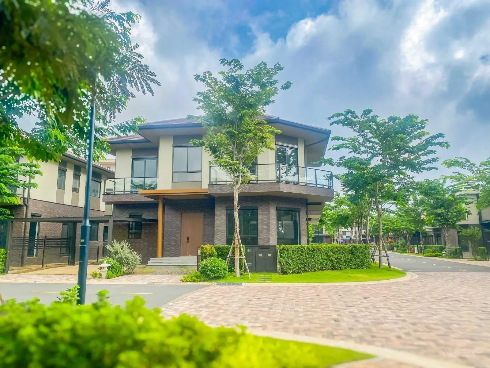 Nhận booking căn góc biệt thự 264m2 giá 12,3 tỷ view hồ bơi công viên. LH 0906 499 ***